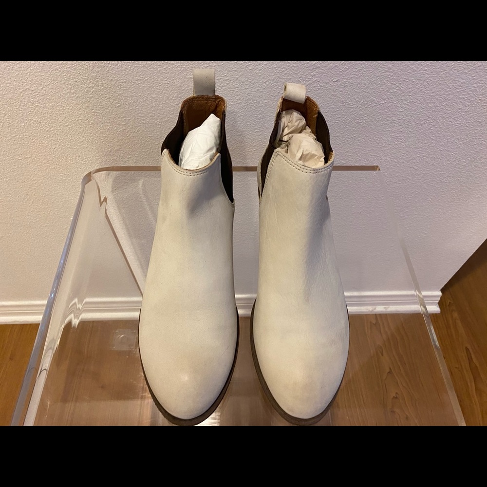 NEW** FRYE CARSON LEATHER CHELSEA BOOTS size 8